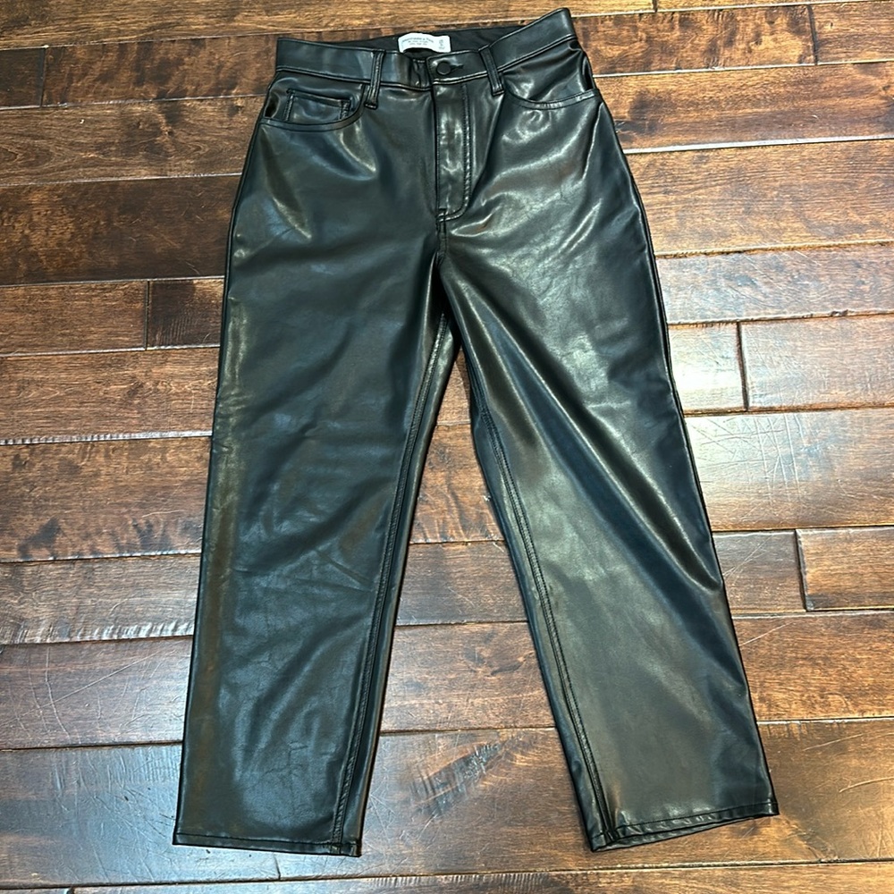 Abercrombie & Fitch The Ankle Straight Ultra High Rise black faux leather